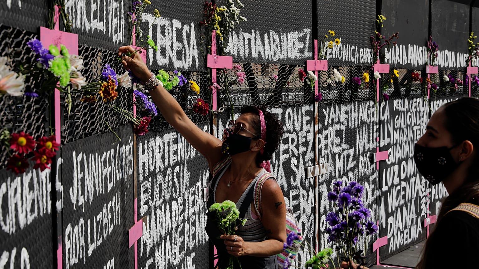 Mural en homenaje a las víctimas de feminicidios en México