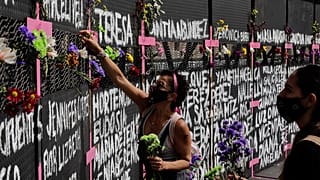 Mural en homenaje a las víctimas de feminicidios en México