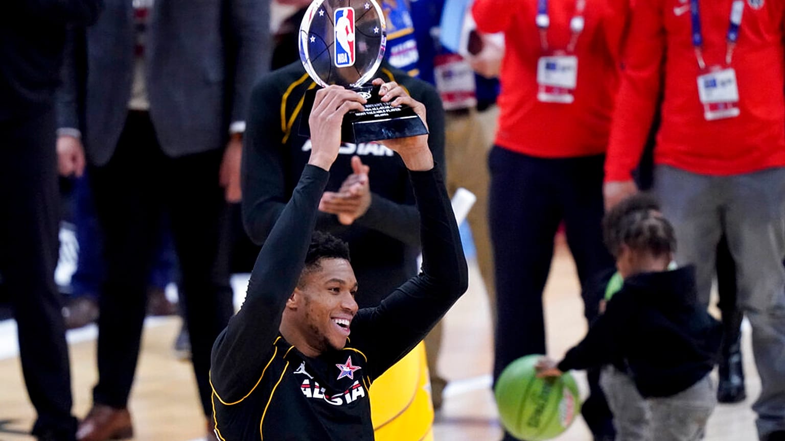 Ο Γιάννης Αντετοκούνμπο με το βραβείο του MVP στο ΝΒΑ
