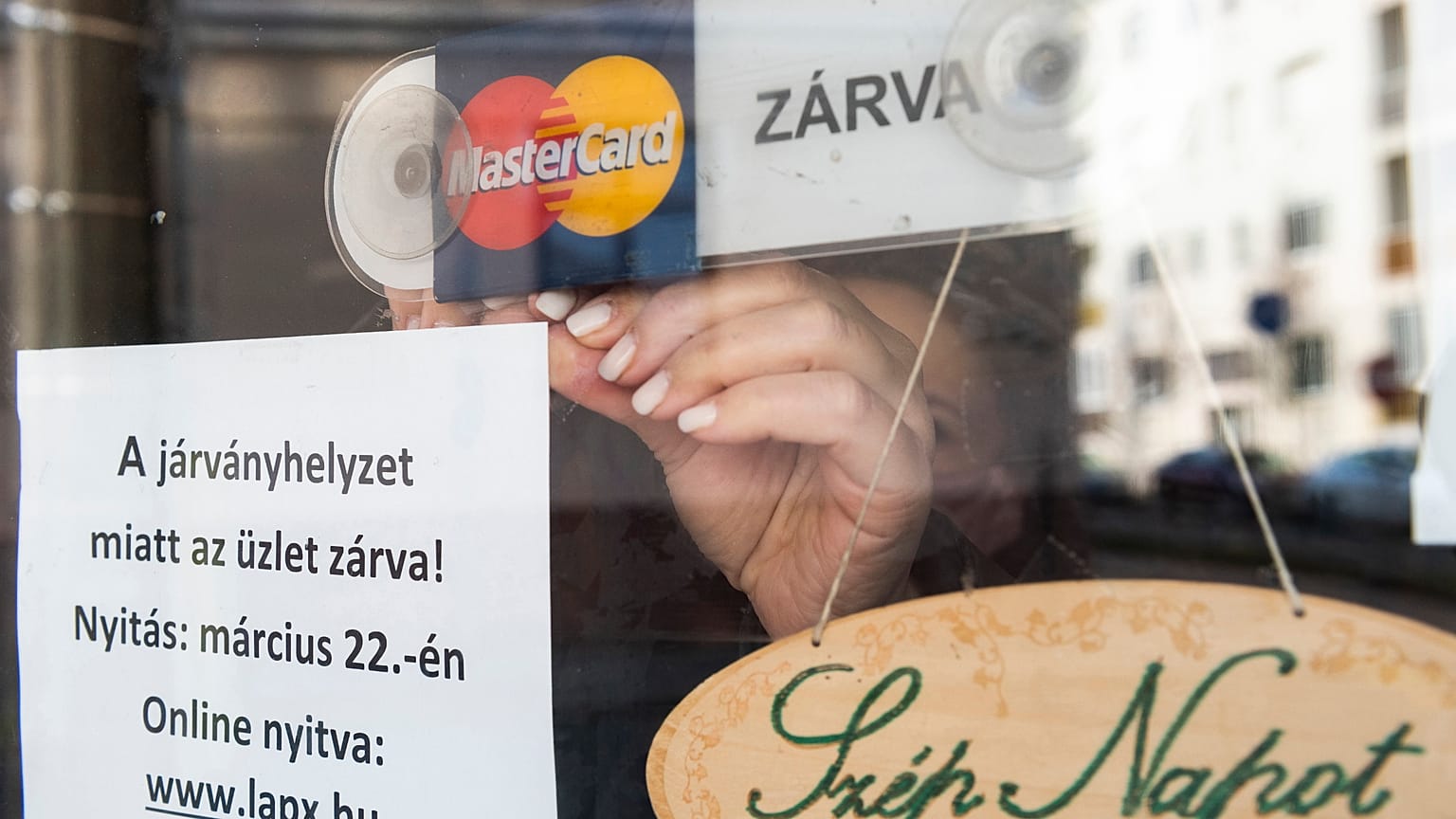 Bezárt könyvesbolt Nyíregyházán