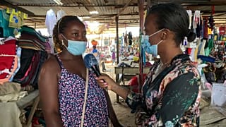 Vendedora do Asa Branca, Edna Manassa, com correspondente da Euronews, Neusa e Silva