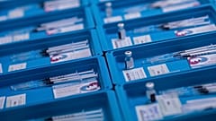 Préparation de vaccins à Gibraltar, 4 mars 2021