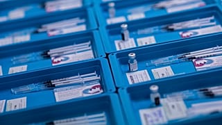 Préparation de vaccins à Gibraltar, 4 mars 2021