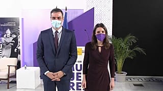 El presidente del Gobierno español, Pedro Sánchez, y la ministra de Igualdad, Irene Montero