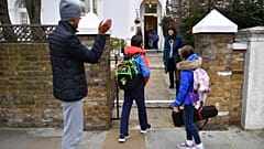 England öffnet Schule - 2 Selbsttests pro Woche für Familienmitglieder