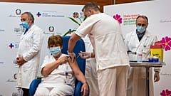 الدكتورة ماريا روزاريا كابوبيانتشي وهي تتلقى جرعة من لقاح كورونا