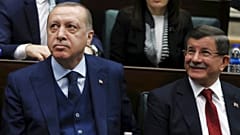 2018'den bir kare, Türkiye Cumhurbaşkanı Recep Tayyip Erdoğan (solda), eski Başbakan Ahmet Davutoğlu (sağda)