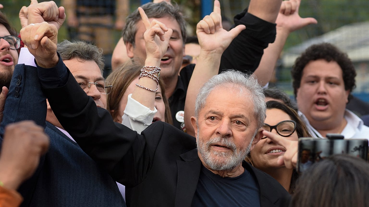 Ex-Presidente brasileiro Luiz Inácio 'Lula' da Silva com apoiantes 