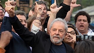 Ex-Presidente brasileiro Luiz Inácio 'Lula' da Silva com apoiantes 