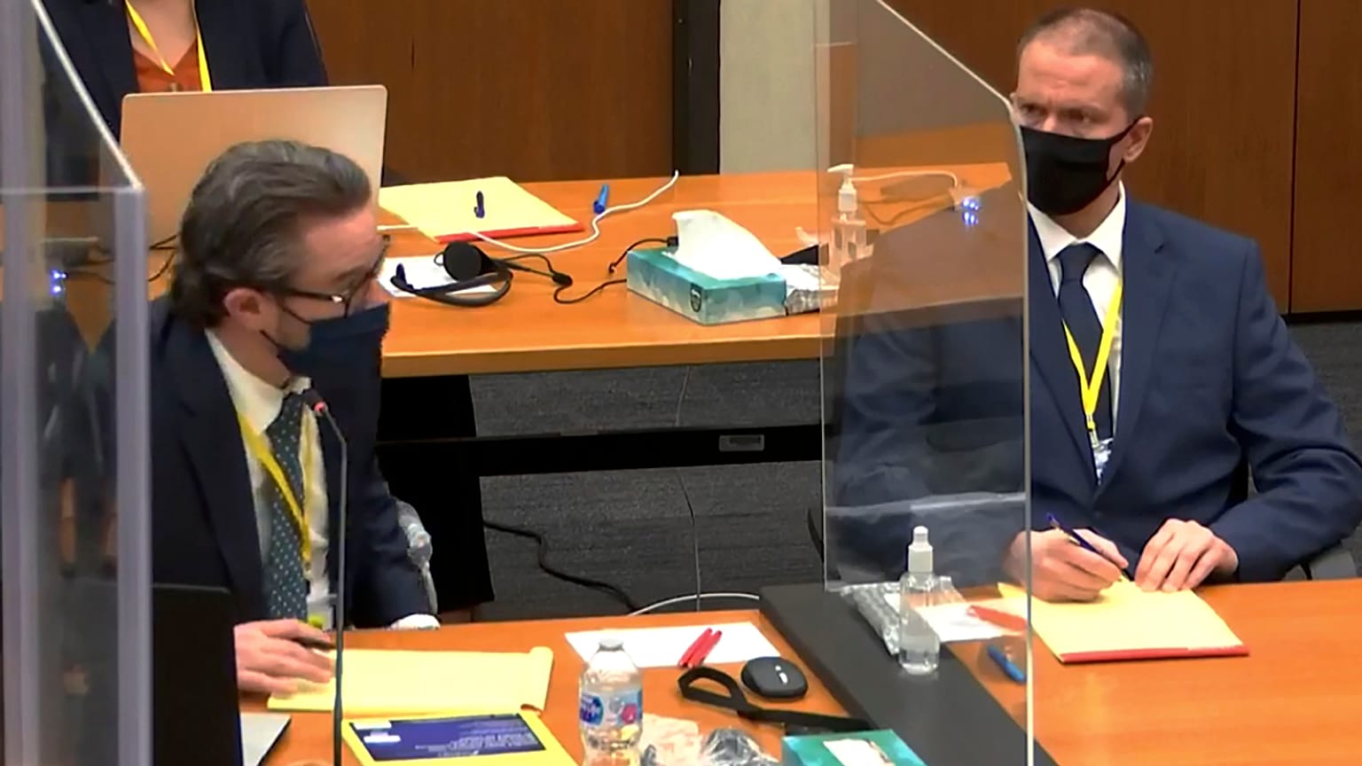 Ex-agente da polícia de Minneapolis, Derek Chauvin (à direita) no tribunal