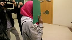 امرأة سويدية تبلغ من العمر 17 عامًا، يشتبه بانخراطها مع تنظيم الدولة الإسلامية تبدء  محاكمتها في المحكمة الرئيسية في فيينا، النمسا.
