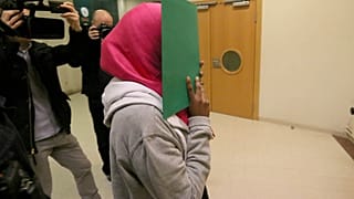 امرأة سويدية تبلغ من العمر 17 عامًا، يشتبه بانخراطها مع تنظيم الدولة الإسلامية تبدء محاكمتها في المحكمة الرئيسية في فيينا، النمسا.