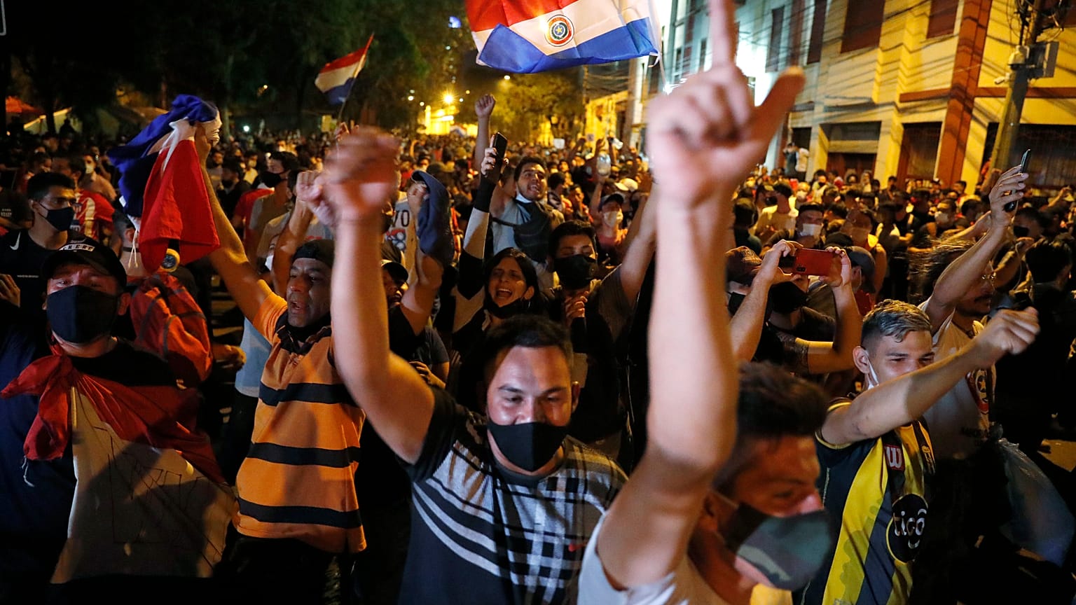 Los paraguayos exigen la renuncia del Gobierno en el cuarto día de protestas contra la gestión de la pandemia