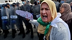 جزائريات تتظاهرن للمطالبة بحقوقهن بمناسبة عيد المرأة العالمي في العاصمة الجزائر في 8 مارس 2021.