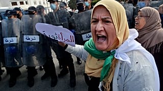 جزائريات تتظاهرن للمطالبة بحقوقهن بمناسبة عيد المرأة العالمي في العاصمة الجزائر في 8 مارس 2021.