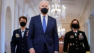 الرئيس الأميركي جو بايدن ووراءه الجنرالين جاكلين فان أوفوست (يسار) ولورا ريتشاردسون
