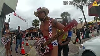 "Nackter Cowboy" wird abgeführt