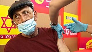 İsrail'de Covid-19 aşısı olan bir vatandaş. İsrail'de ülke nüfusunun yüzde 50'sinden çoğu aşı oldu.