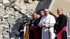Ferenc pápa az iraki Moszulban lebombázott, lerombolt keresztény templomok tövében imádkozott 