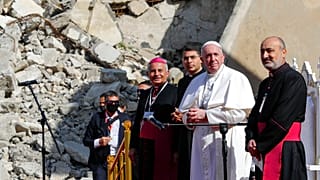 Ferenc pápa az iraki Moszulban lebombázott, lerombolt keresztény templomok tövében imádkozott 