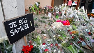 Flores en memoria del profesor Samuel Paty, asesinado hace un año en Francia