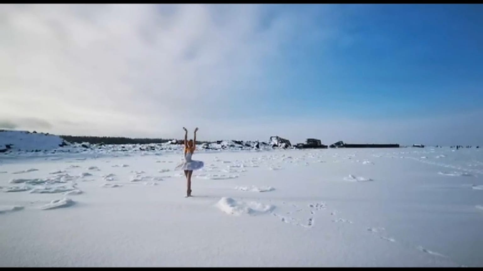 La ballerina Bagautdinova danza nella baia di Batareinay, nel Golfo di Finlandia