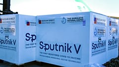 Sputnik V wird auf dem internationalen Flughafen Imam Khomeini in Teheran entladen, 04.02.2021