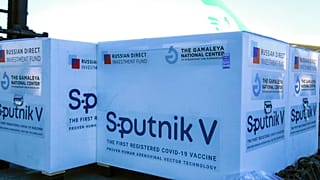 Sputnik V wird auf dem internationalen Flughafen Imam Khomeini in Teheran entladen, 04.02.2021