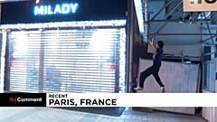 Kevin et ses amis escaladent les façades des magasins à Paris pour éteindre l'éclairage des magasins.