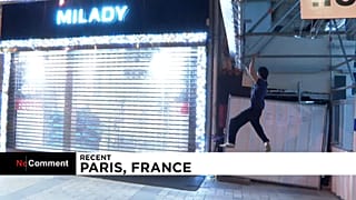 Kevin et ses amis escaladent les façades des magasins à Paris pour éteindre l'éclairage des magasins.