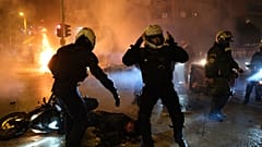 Φωτογραφία από τα άγρια επεισόδια στη Νέα Σμύρνη σε πορεία κατά της αστυνομικής βίας