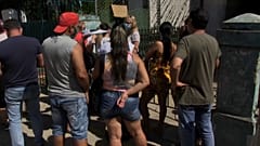 Cubanos ven los carteles con ofertas de empleo público