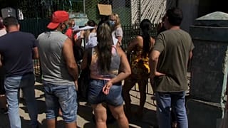 Cubanos ven los carteles con ofertas de empleo público
