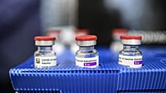 Des flacons du vaccin AstraZeneca contre la Covid-19 dans une pharmacie à Paris, le 4 mars 2021