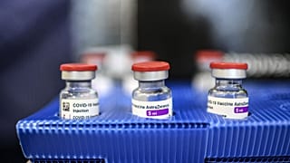Des flacons du vaccin AstraZeneca contre la Covid-19 dans une pharmacie à Paris, le 4 mars 2021
