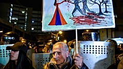 Die Demonstrierenden versammelten sich vor dem Parlament in Eriwan