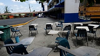 Pupitres abandonados tras el cierre de escuelas en Panamá en marzo de 2020