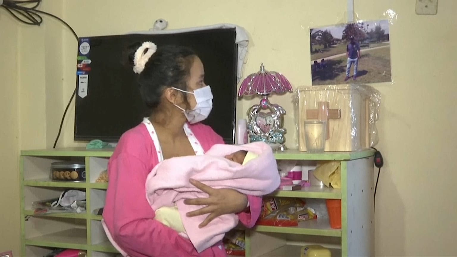 Una joven peruana, viuda víctima de la COVID-19, cobrará la pensión de orfandad de su hija
