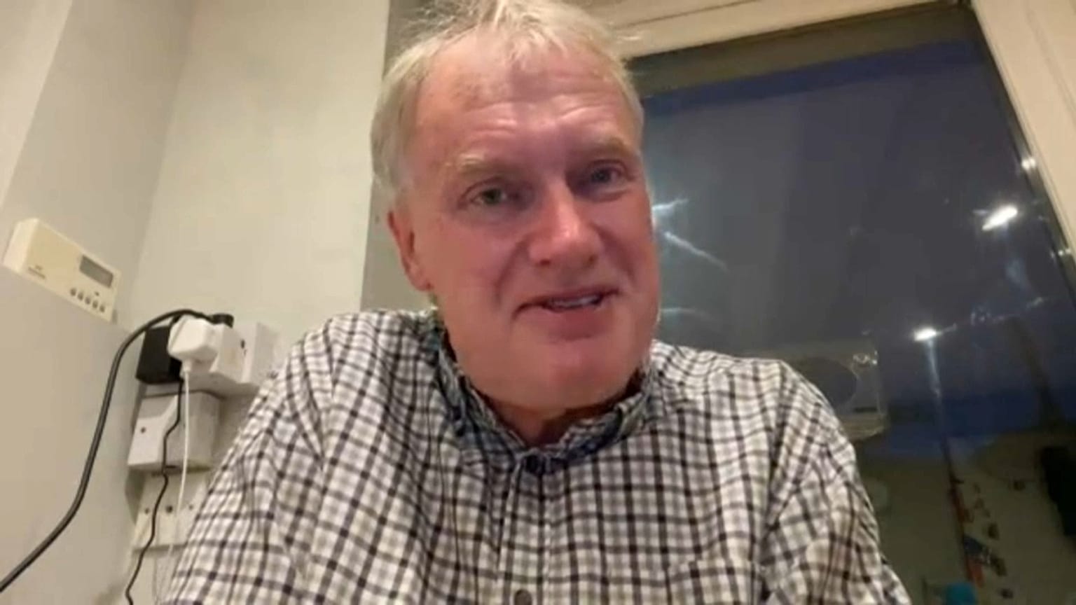 Il professor Luke O'Neill, durante l'intervista. 