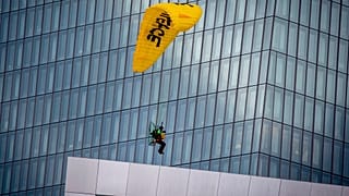 Paraquedista sobre o edifício do Banco Central Europeu