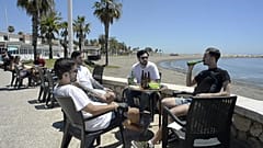 Una terraza junto a una playa de Málaga