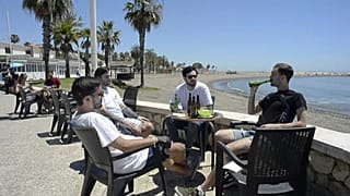 Una terraza junto a una playa de Málaga