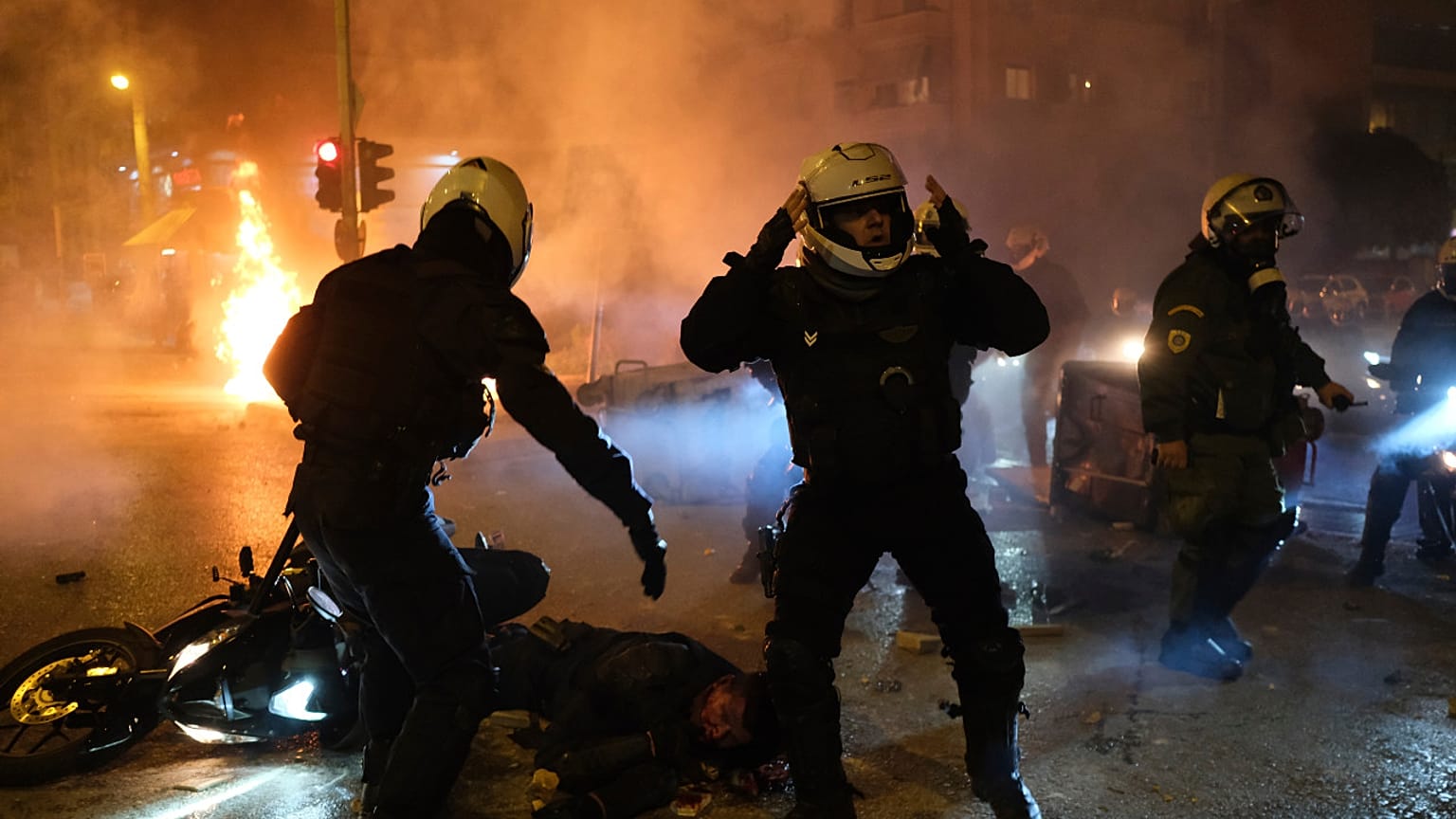 Çıkan olaylarda 3 polis yaralandı en az 10 kişi göz altına alındı