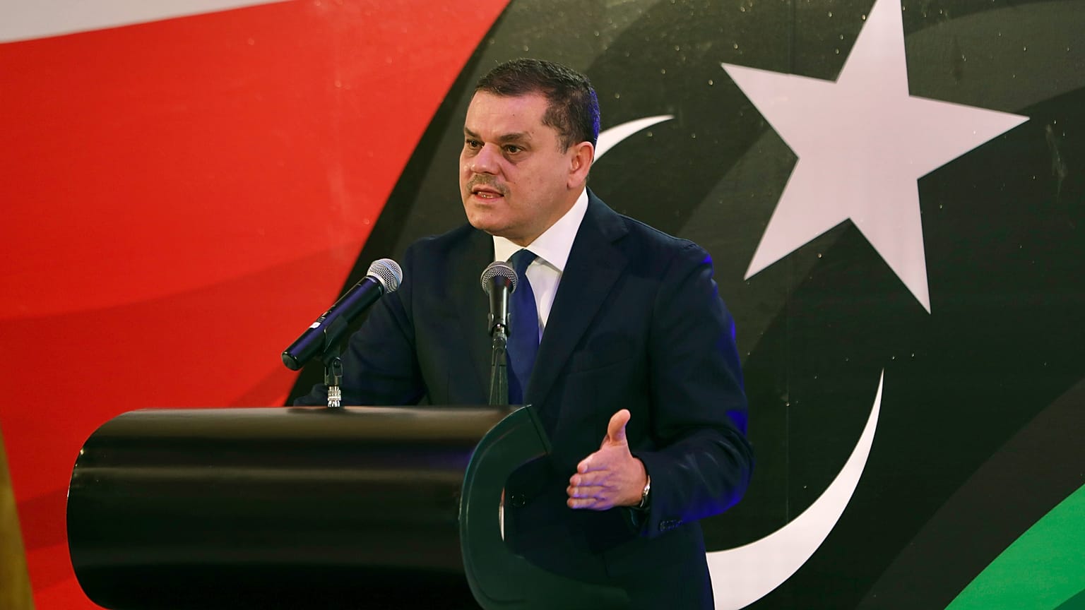 Sajtótájékoztatót tart a líbiai Tripoliban Abdul Hamid Mohammed Dbeibah 2021. február 25-én