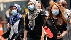 Malezya'nın başkenti Kuala Lumpur'da sokakta yürüyen vatandaşlar