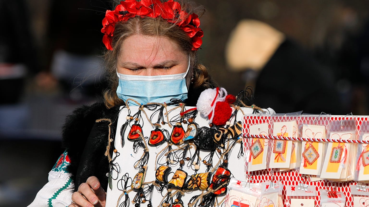 Maszkot viselő árus a bukaresti Dimitrie Gusti Falumúzeumnál.