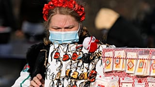 Maszkot viselő árus a bukaresti Dimitrie Gusti Falumúzeumnál.