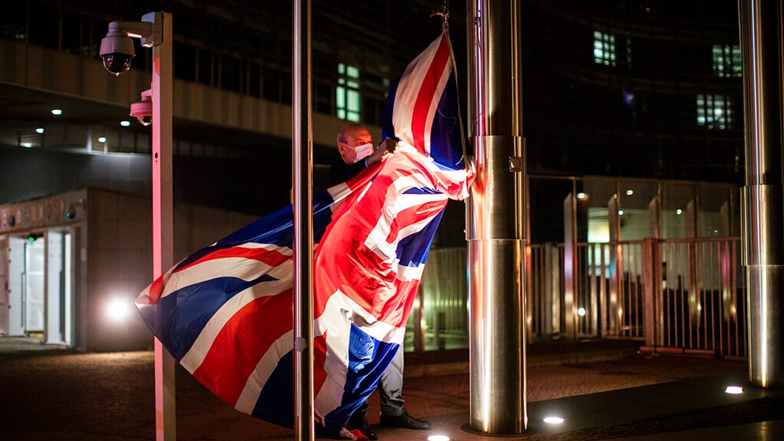 İngiltere Başbakanı Boris Johnson'un Brüksel'i ziyareti öncesi AP binasına İngiliz bayrağı asılıyor. 9 Aralık 2020
