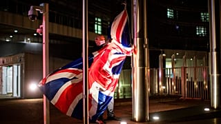 İngiltere Başbakanı Boris Johnson'un Brüksel'i ziyareti öncesi AP binasına İngiliz bayrağı asılıyor. 9 Aralık 2020