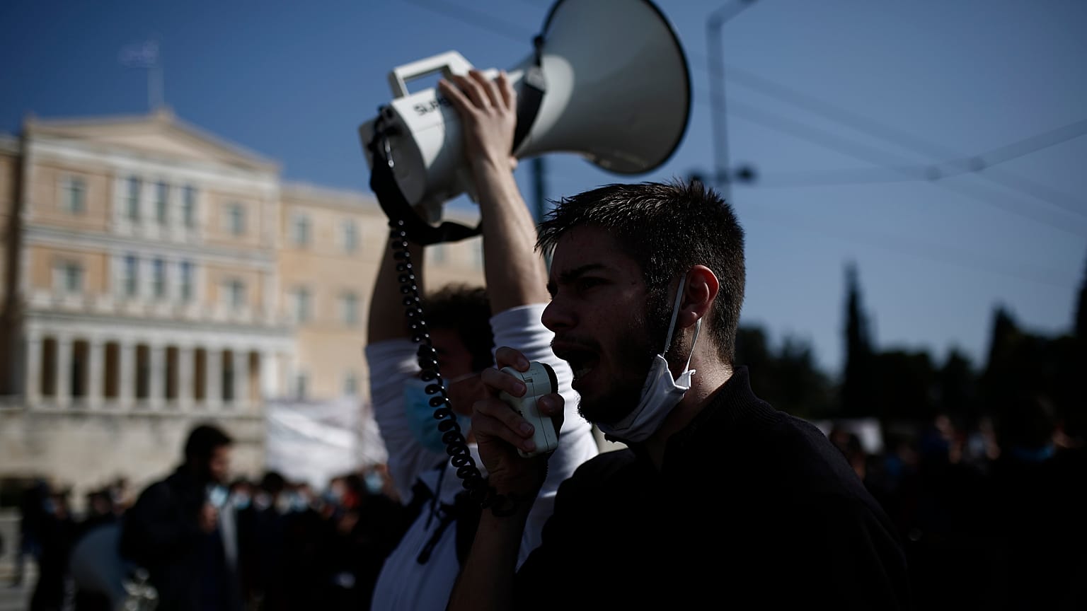 Στιγμιότυπο από τη συγκέντρωση έξω από τη βουλή